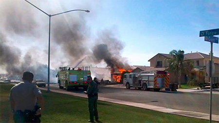 Un avión militar se estrella contra una zona residencial de California